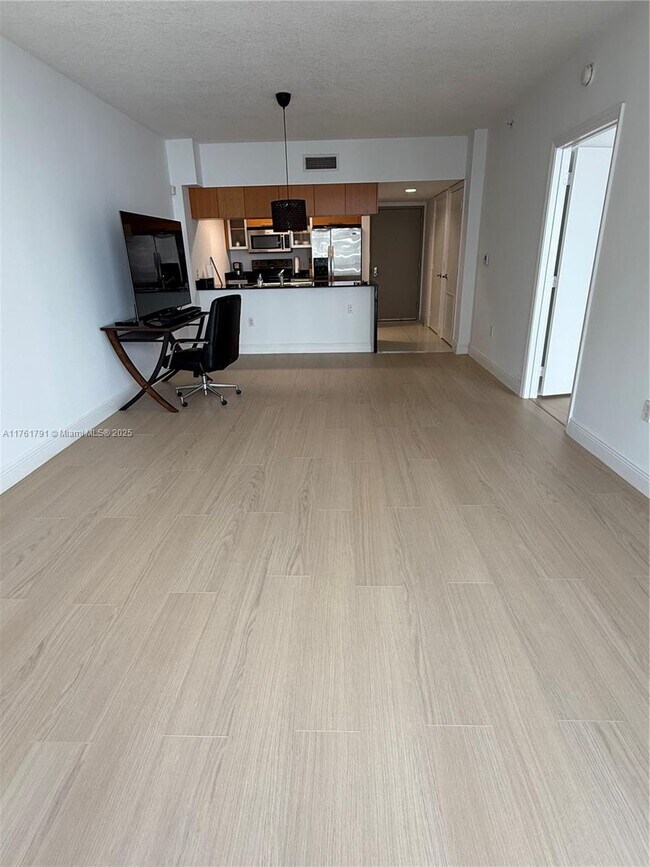 Building Photo - 1750 N Bayshore Dr