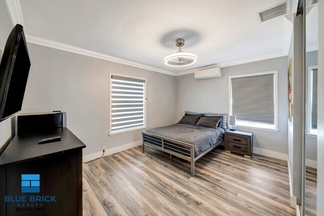 Building Photo - 5839 Vanalden Ave