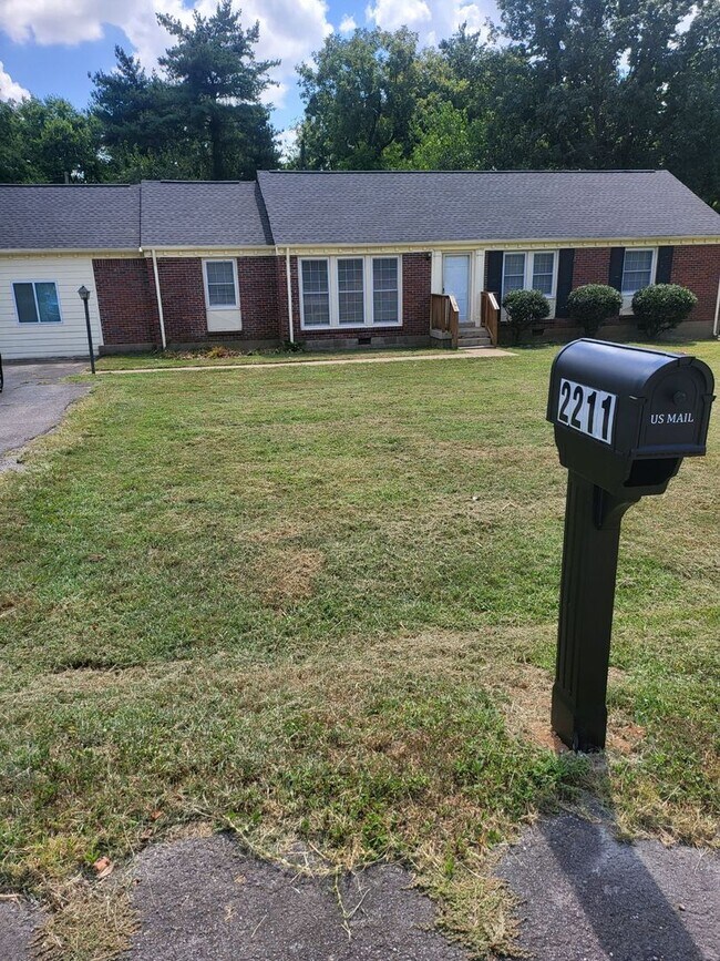 Building Photo - Very large 4 bedroom ranch in Donelson, TN...