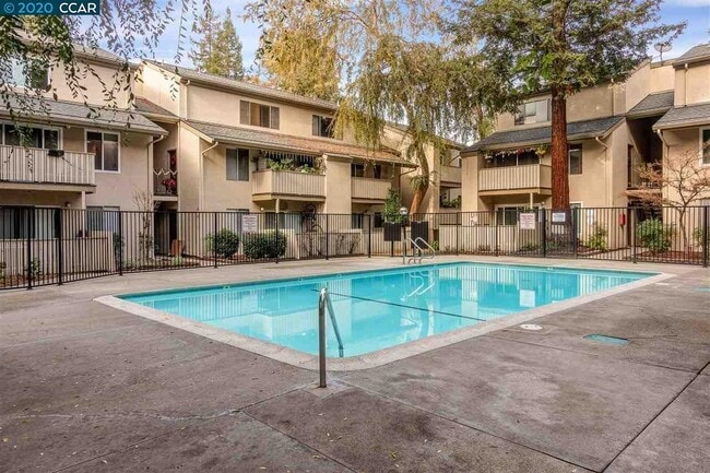 Building Photo - 2716 Oak Rd