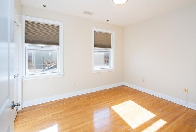 Building Photo - 528 47th St