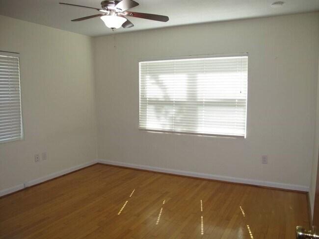 Building Photo - Charming home 1 minute to downtown, Colleg...