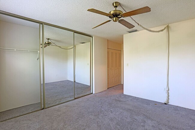 Building Photo - Cedarbend 5274-3