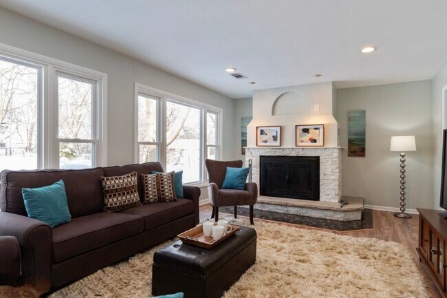 Building Photo - 684 Pfingsten Rd