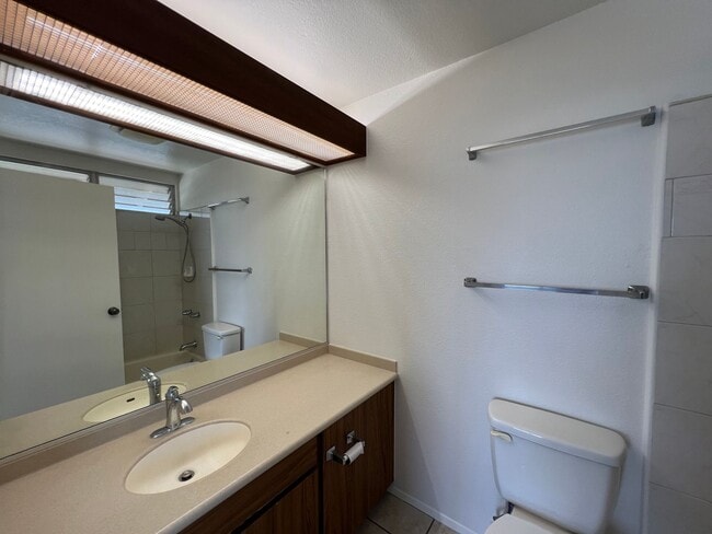 Building Photo - Spacious 5br/2.5ba House w/enclosed yard &...