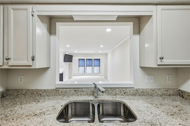 Building Photo - 24308 Plantation Dr NE