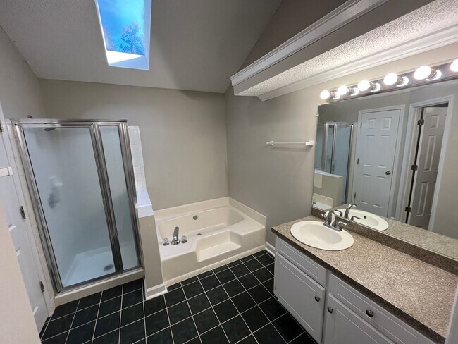 Building Photo - Charming 3-Bedroom Ranch