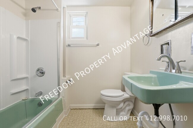 Building Photo - 703 Excelsior St