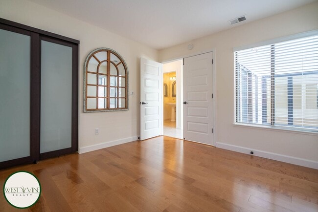 Building Photo - Chic 4 Bedroom, 2.5 Bath Single-Story Home