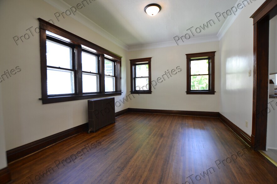 Building Photo - 208 N Hickory St