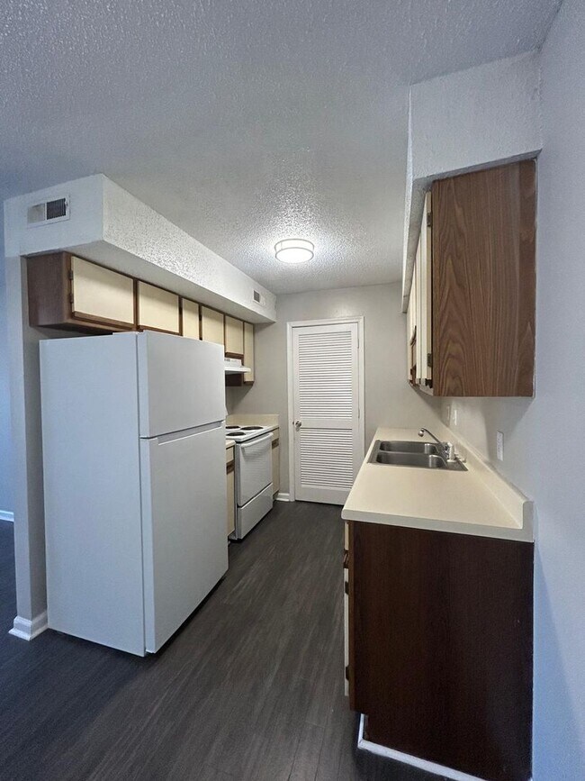 Building Photo - Modern Comfort & Convenience at Westfield Gardens Lexington - 353A