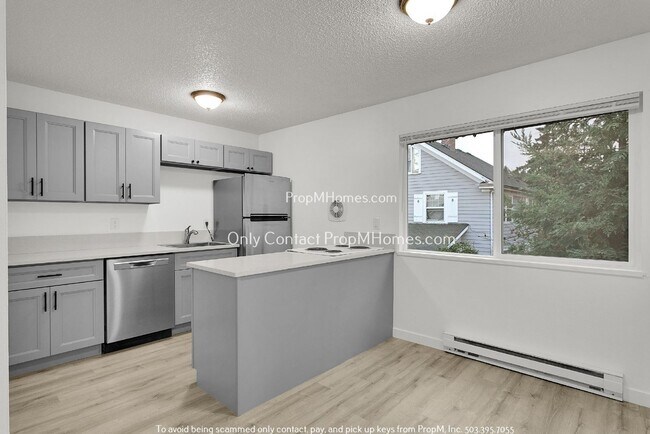 Primary Photo - Oregon City Gem! Updated Upper-Level Unit ...