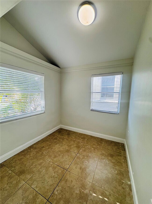 Building Photo - 2816 Pine Tree Dr