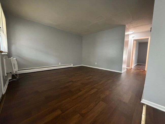 Building Photo - Spacious 1–3 Bedroom Apartments in South Louisville | Cedar Chase