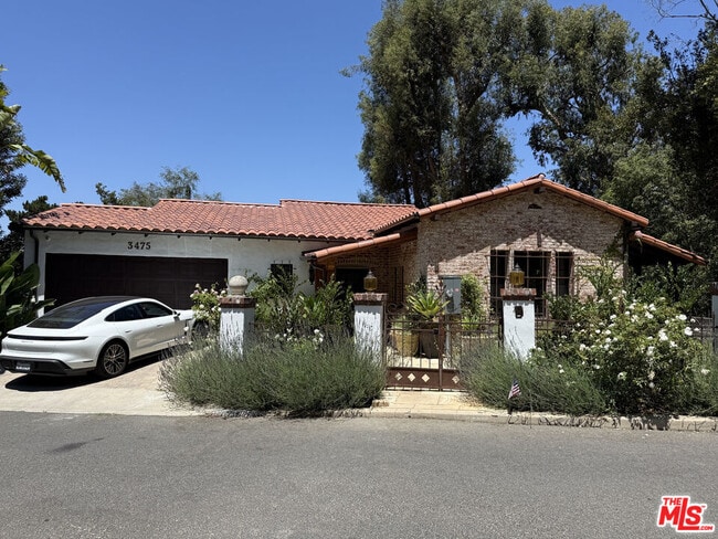 Building Photo - 3475 N Knoll Dr