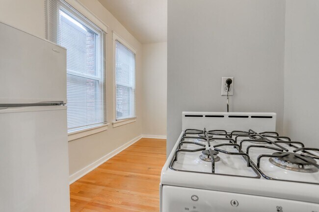 Building Photo - Charming Vintage Studio in NW Portland nea...