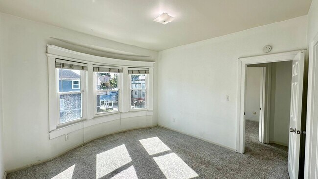 Building Photo - Spacious Upper Unit of a Duplex in Downtown Oakland w/ Shared Yard