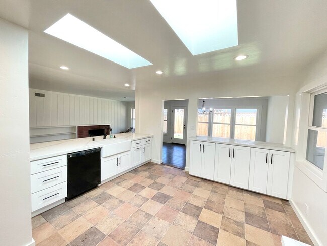 Building Photo - Beautiful Remodeled Calistoga Home