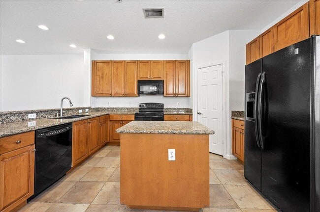 Building Photo - 131 Greenwich Cir