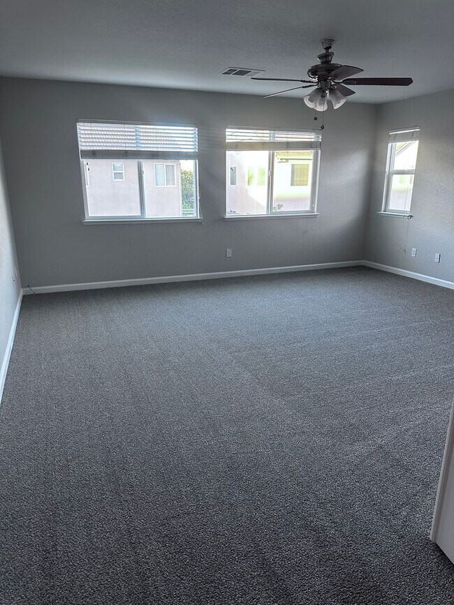 Building Photo - GORGEOUS HOME FOR RENT! NEW CARPET AND PAINT THROUGHOUT! 1 FULL BED AND BATH DOWNSTAIRS!