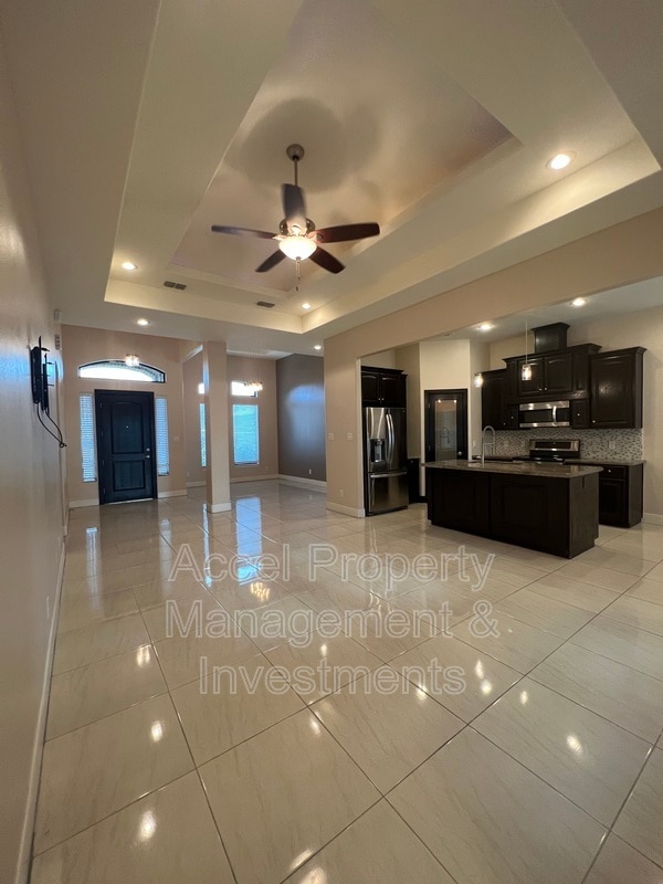 Building Photo - 711 N Abbott Ave