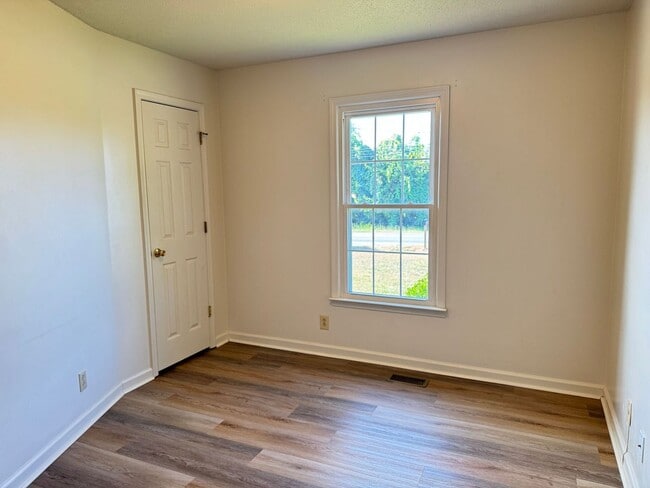 Building Photo - Convenient Location!  3 bedroom 2 bath wit...