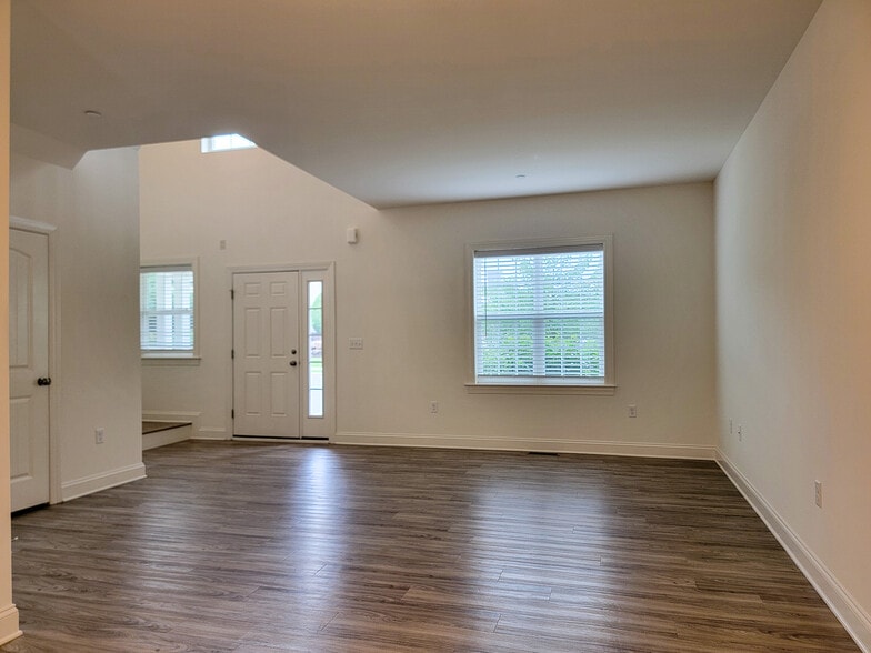 Building Photo - 642 Brentwood Dr