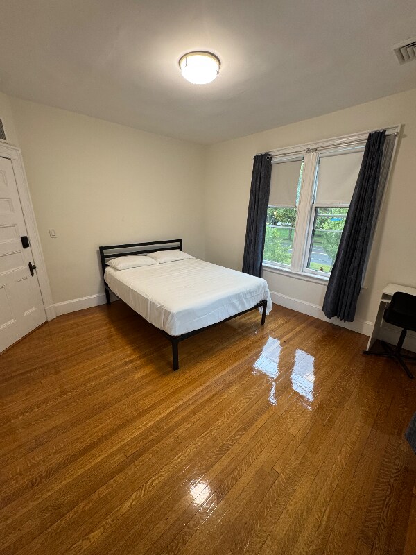 Building Photo - 79 College St