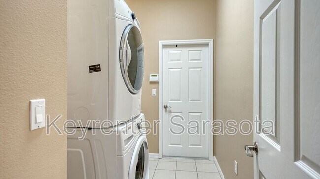 Building Photo - 6219 Aventura Dr