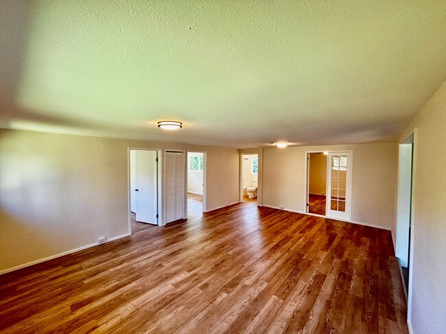 Building Photo - 3 Bedroom plus Office and 2.5 Bath for ren...