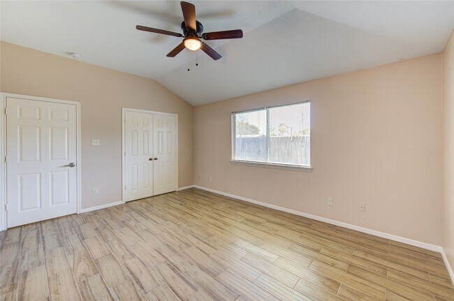 Building Photo - 5349 Pinewood Terrace