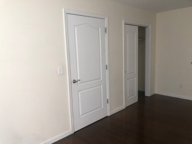 Building Photo - 529 54th St