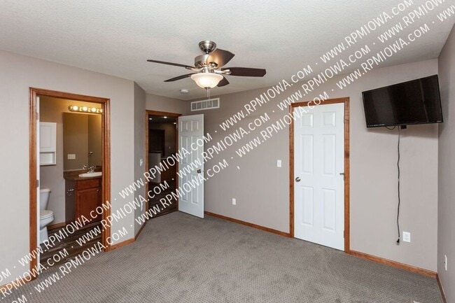 Building Photo - 738 NE Spring St