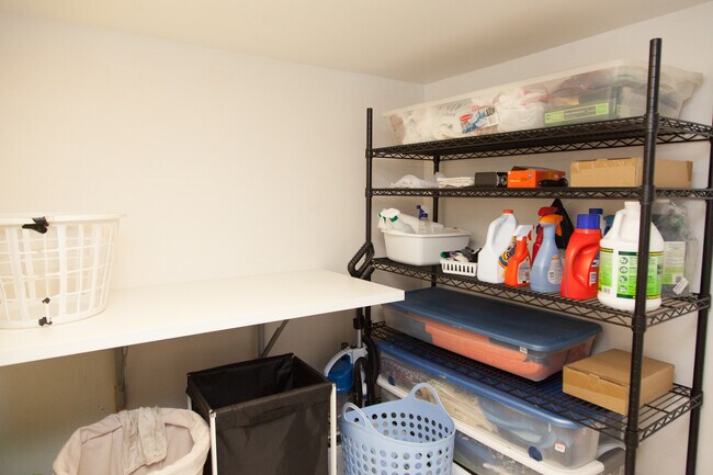 Building Photo - Available 10/11 – West Seattle Gem with Pr...