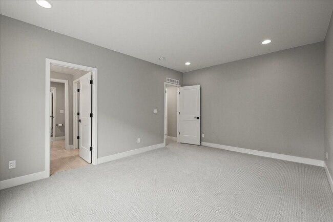 Building Photo - $7,495.00, Stunning 6 bed, 5 bath Ranch-St...