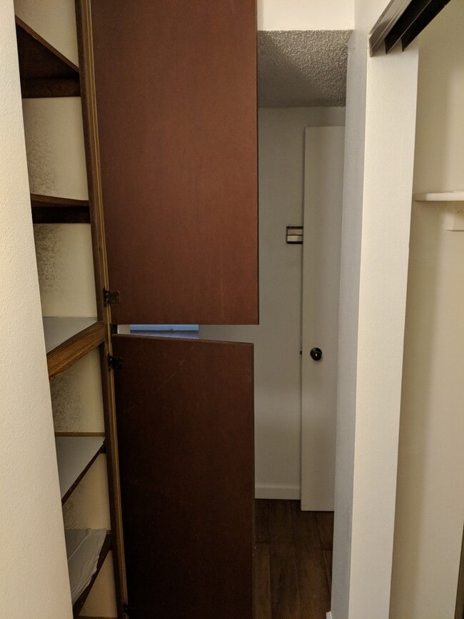 Building Photo - Great Condo in WeHo for Rent