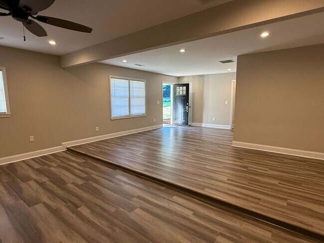 Building Photo - Charming 4 Bedroom Home located in Histori...