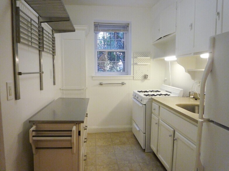 Building Photo - 16 Ware St