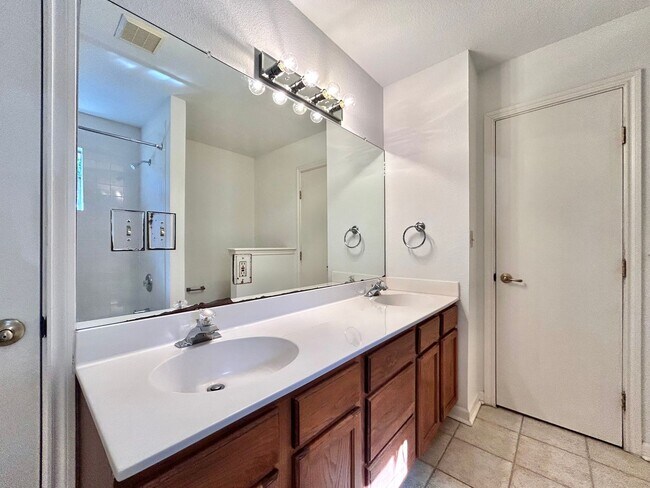 Building Photo - Spacious 4/BR 3.5/BA Two-Story Home with P...