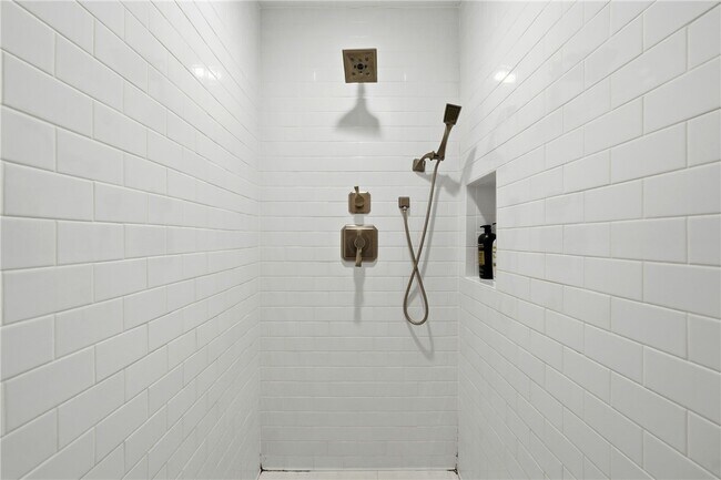 Building Photo - 14805 Dutchmans Dr