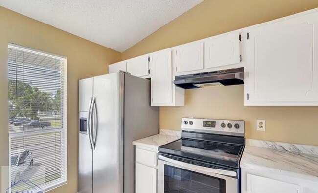Building Photo - 910 Brett Dr