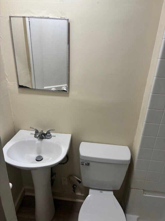 Building Photo - 541 Greenwood Ave