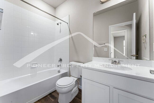 Building Photo - Gorgeous Townhouse with Washer/Dryer and C...