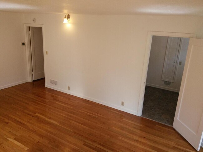 Building Photo - (837) 27th Street Apartments - 1 Bedroom /...