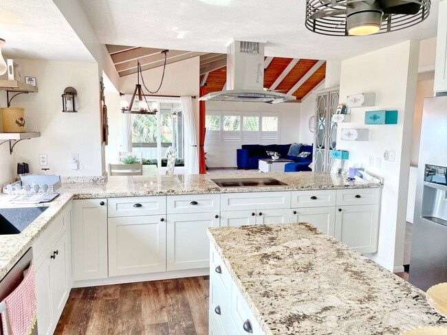 Building Photo - Wailuku Heights Executive Style 3Bed/2Bath Furnished Upstairs Home - Pool w/ cabanas - Most Utili...