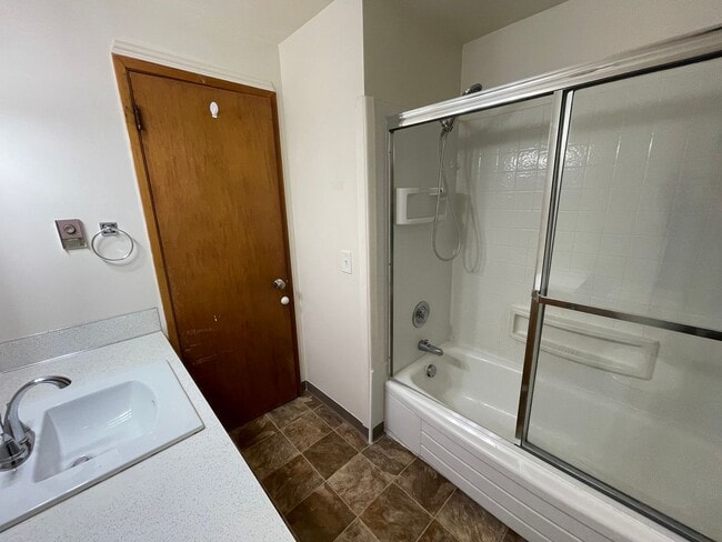 Building Photo - Moore (1371 SE 9th Ave &amp; 1370 SE 10th Ct.)