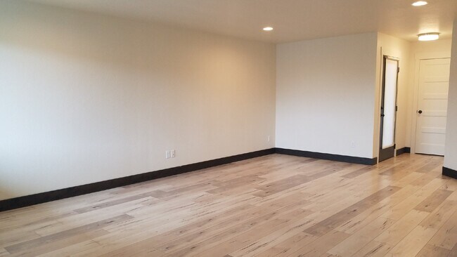 Building Photo - Beautiful 2 bed/2 bath with washer/dryer