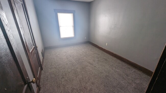 Building Photo - 757 Erie St S