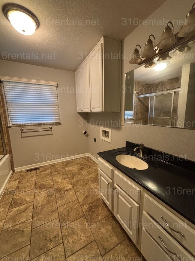 Building Photo - 3 bed 1 bath house for rent now!