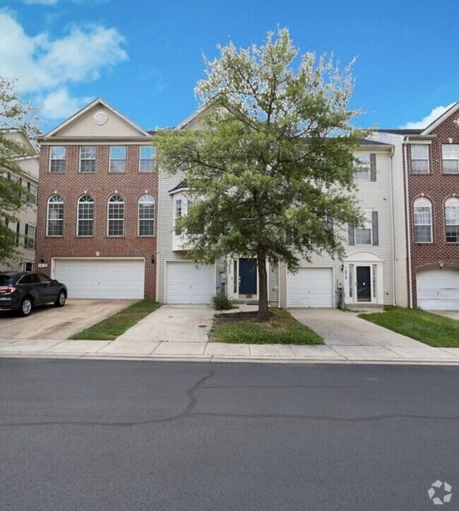 Building Photo - Lovely 3 BR/2 Full BA 2Half BA Townhome in...